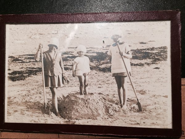 You went to the beach as a kid, “Ault, 1925”, you were 10 years old then #MadeleineprojectEN #Madeleineproject https://t.co/db0ftpUJq6